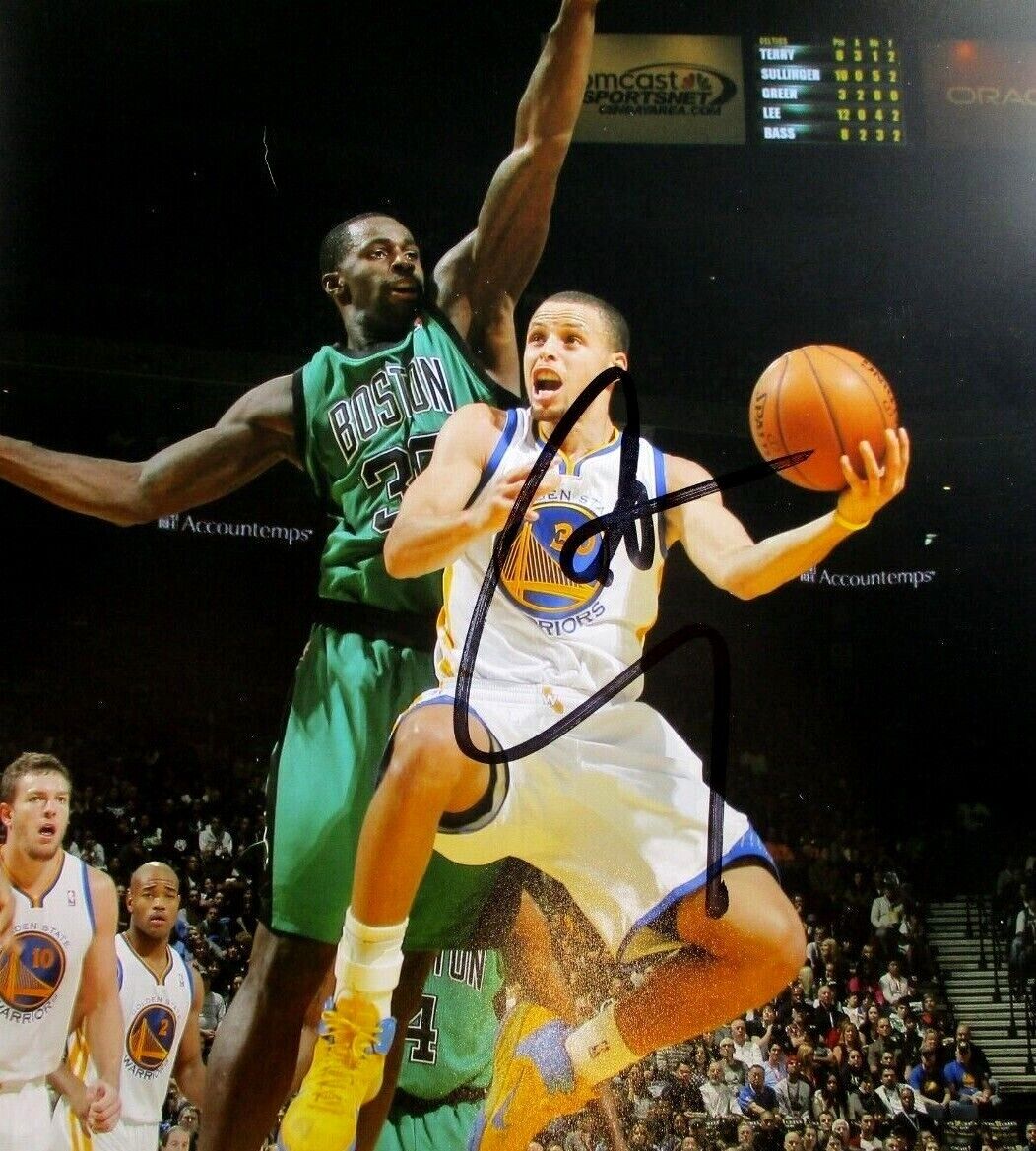 Stephen Curry / Autographed 8X10 Golden State Warriors Game Action Photo / COA